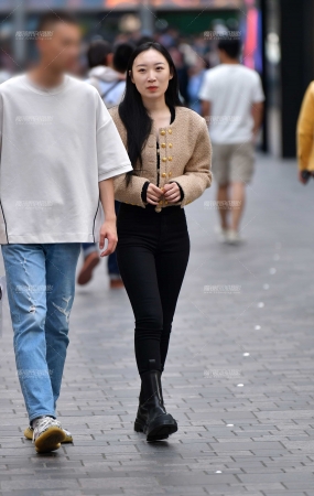 微微丰腴黑色牛仔裤美女