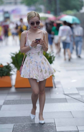 吊带裙，墨镜女