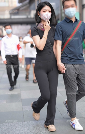 黑色紧身裤美女