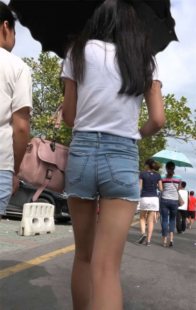 长腿牛仔热裤大学妹