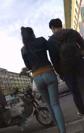 紧身蓝色牛仔裤气质美女