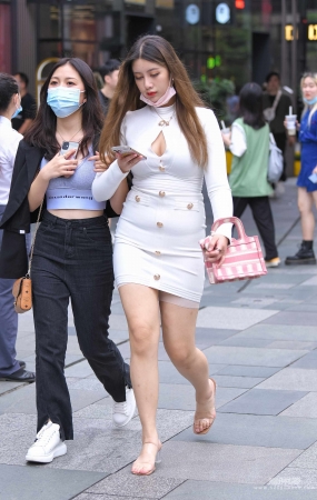 白短裙丰富身材 21-08-27-51