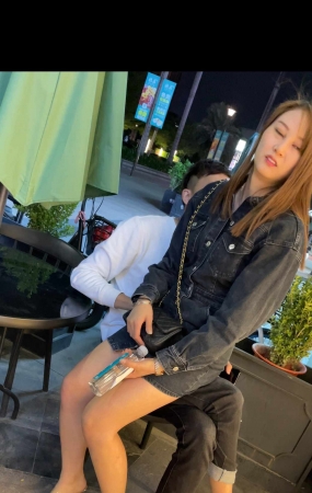 冒死拍到极品牛仔短裙凉高跟人妻大长腿玉足