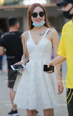 白裙高跟美女