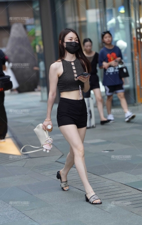 热裤美眉