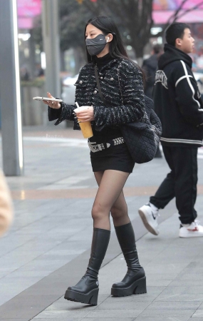 街拍黑丝少妇