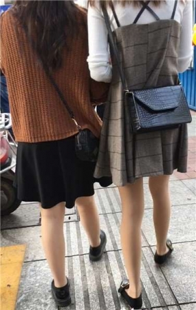 跟拍两位苗条细腿短裙丝袜妹纸