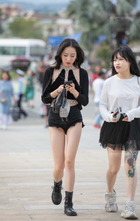 美出天际的长腿女孩