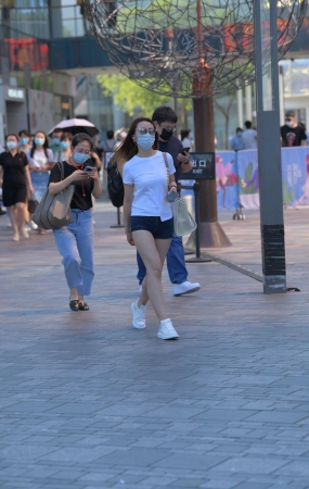 戴墨镜的热裤妹子