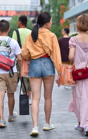 热裤月牙小姐姐