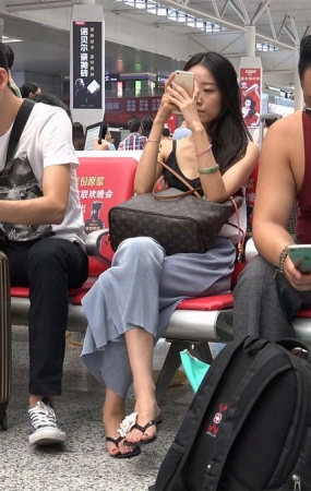 仙女气质人字拖街拍美足骨感美女