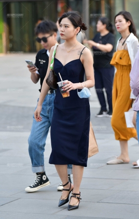 吊带长裙美女
