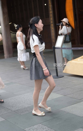 街拍喜欢穿R丝的小姐姐