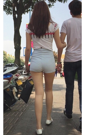 蓝色高腰热裤裸腿美女
