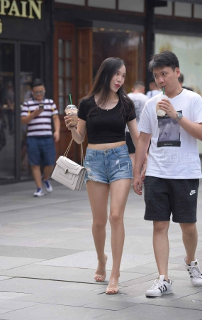 街拍黑T恤热裤美眉