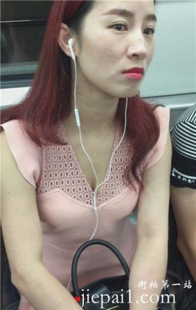 偶遇低胸v领粉色裙美女