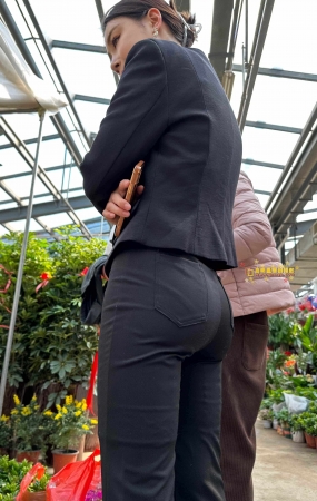 买绿植的女经理
