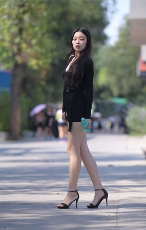 一始街拍作品 黑色紧身裙美女