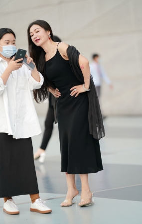 黑裙少妇