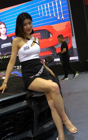 车展上笑容甜美的街拍美腿女神模特