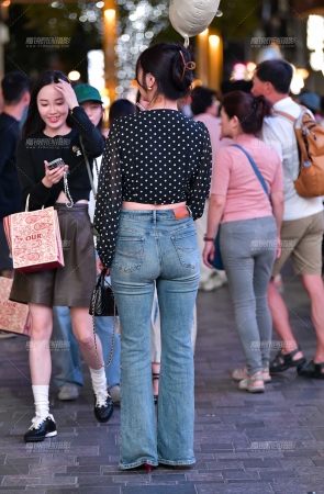 热气球牛仔裤美女