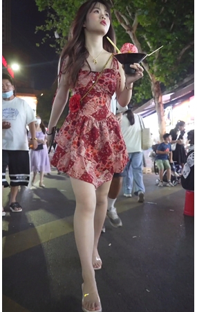 红裙美女