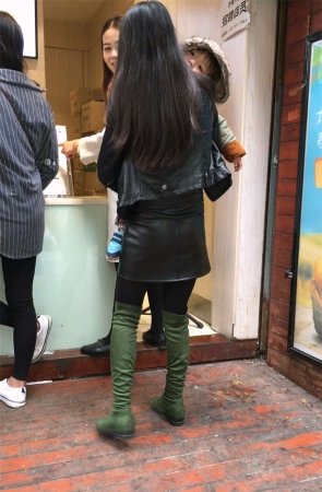 黑色皮短裙打底丝袜高靴长发美少妇