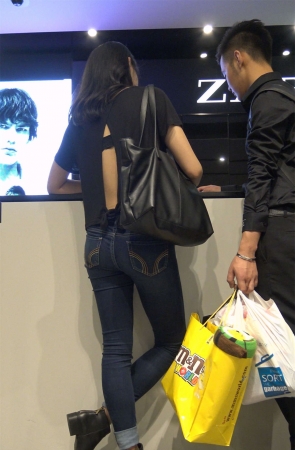 逛街的街拍牛仔裤美女姐姐
