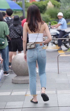玩手机的美女