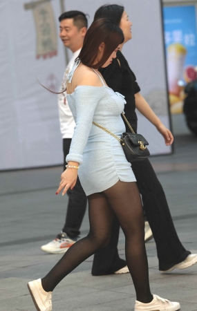 诱惑街拍肉丝少妇-18P