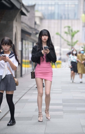 街拍大长腿粉色短裙美女