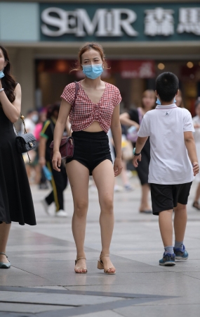 步行街的热裤美眉