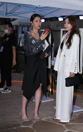 晚装美女