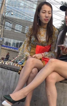 4k-花坛边畅聊的美腿高跟姐妹淘 [1.40 GB]