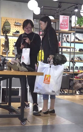 脚上缠着绷带就来买新鞋的美女，让人肃然起敬