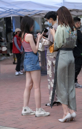 街拍牛仔短裙小姐姐