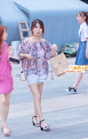热裤小姐姐