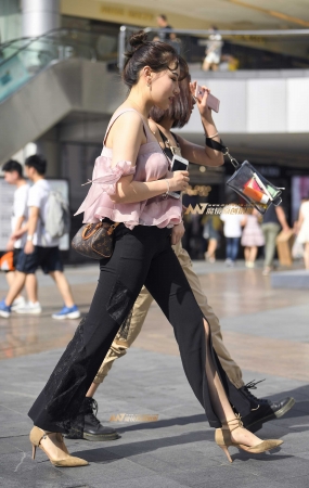 粉衣黑裤美女