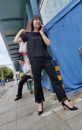 珠宝店短发人妻高跟下班等车