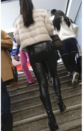 紧身皮裤气质小姐姐
