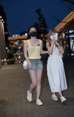 害羞的牛仔短裙小妹