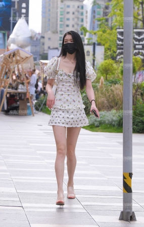白皙美腿小姐姐