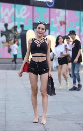 巧遇超短热裤性感美女