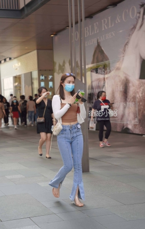 街拍漂亮牛仔裤美女姐姐