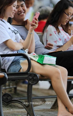 街拍人字拖美腿小姐姐