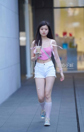 粉衣热牛女孩