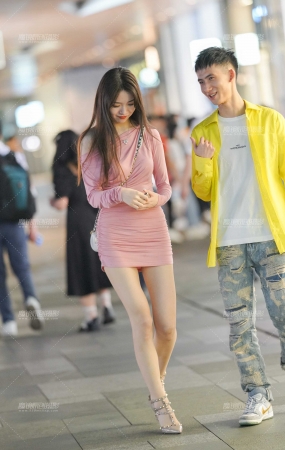 短裙靓丽女孩
