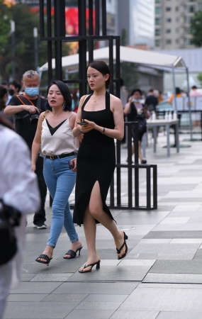 性感的黑色紧身连体包臀裙美女