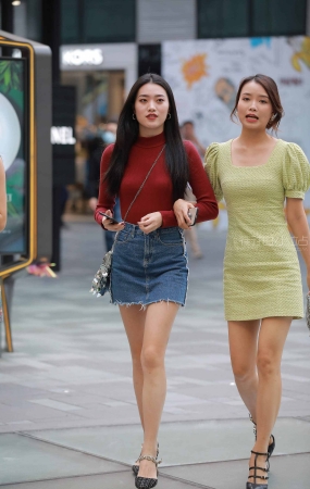漂亮的牛仔裙美眉跟闺蜜
