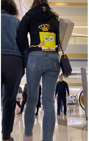 和母亲一起逛商场的牛仔美女